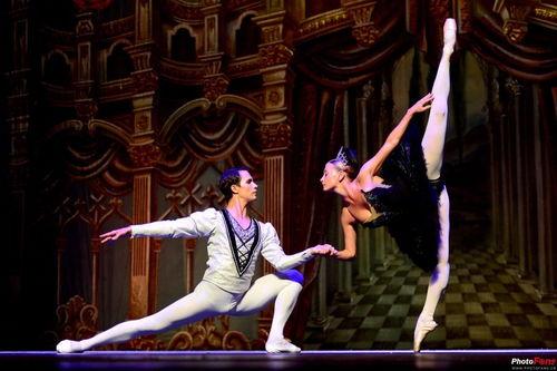 中吴广场成人舞蹈视频,活力四溢的舞动时光