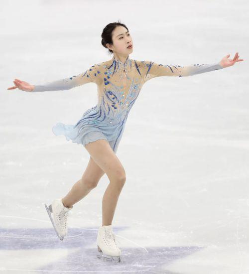 成人滑冰衣服怎么穿视频,从内到外，打造保暖时尚冰场造型