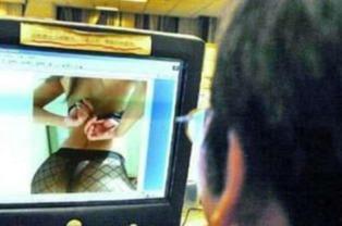 成人男生压腿被打视频