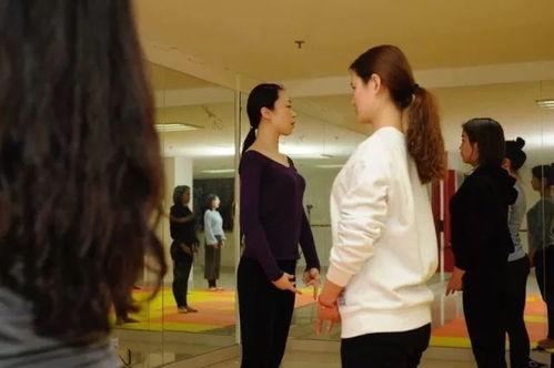 如何教成人朗诵作品呢视频,掌握朗诵技巧的实用指南